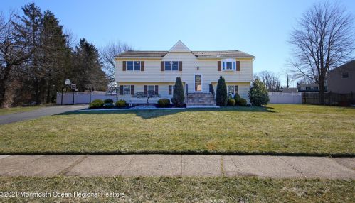 7 Sieben Dr, Middletown, NJ 07748-1017