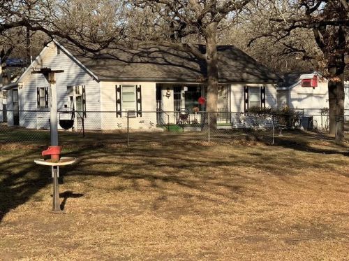909 Sportsman Park Rd, Azle, TX 76020-2668