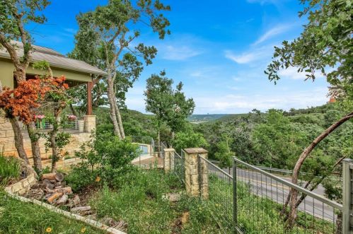 6902 Comanche Trl, Austin TX  78732-1001 exterior