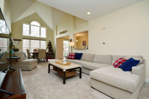 2738 Langley Cir, Glenview, IL 60026-7735