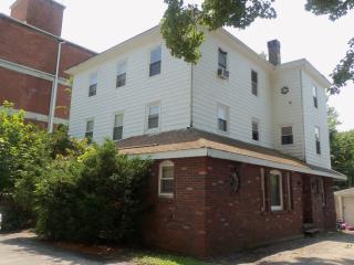 35 Fir St, Middletown, RI 02840-3218