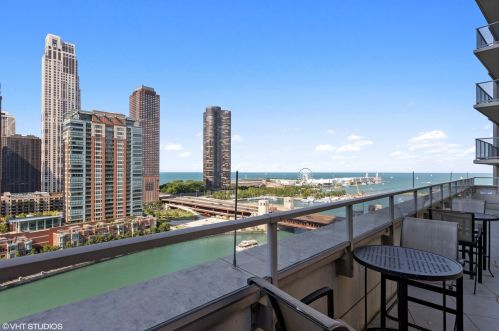 420 Waterside Dr, Chicago IL  60601-4700 exterior