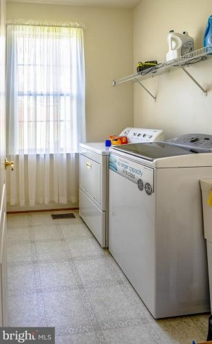 7125 Ayers Mdw Ln, Springfield VA  22150-4915 exterior