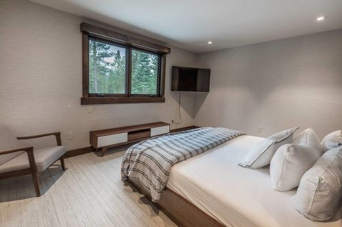 8208 Valhalla Dr, Truckee CA  96161-4296 exterior