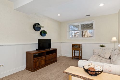 689 Sand Crk Dr, Carol Stream IL  60188-9135 exterior