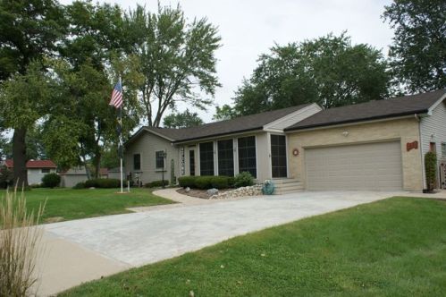 512 Birch Rd, Bull Valley, IL 60098-2752
