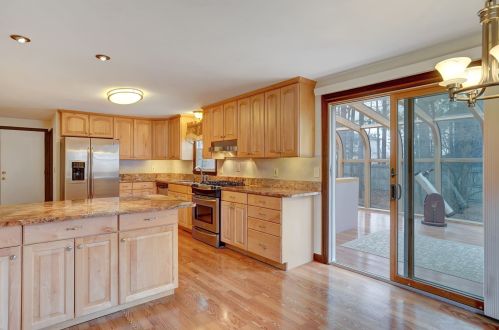 10 Bradford St, Nashua, NH 03063-1108