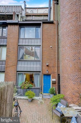 304 Lombard St, Philadelphia, PA 19147-1550