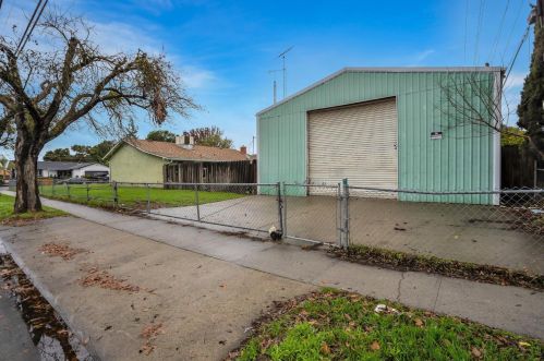 2440 Eicher Ave, Modesto, CA 95350-2518