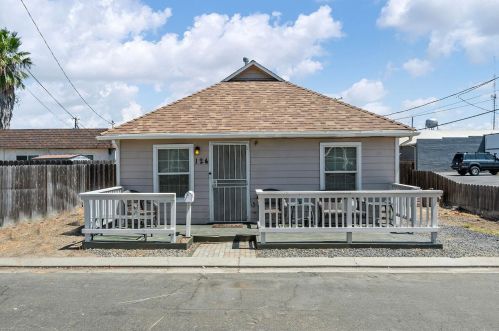 124 Locust Ave, Ripon, CA 95366-2413
