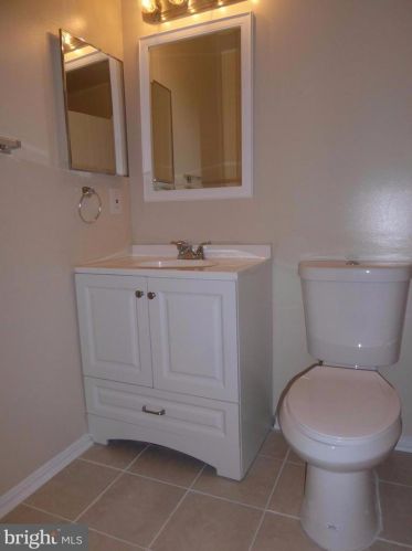 7305 Rolling Oak Ln, Springfield VA  22153-2015 exterior