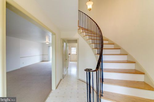 5921 Queenston St, Springfield VA  22152-1721 exterior