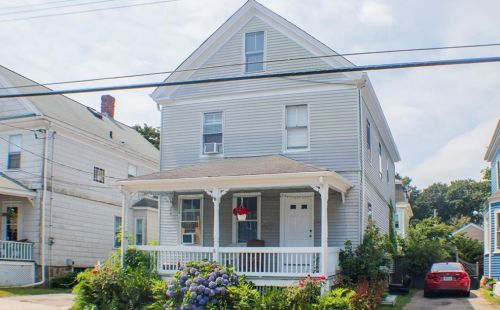 8 Congdon Ave, Middletown, RI 02840-2131