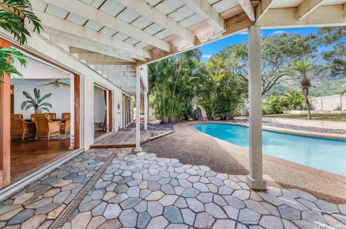 6815 Niumalu Loop, Honolulu HI  96825-1639 exterior