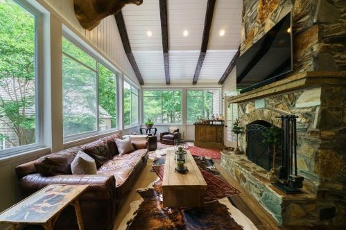 1574 Cave Rd, Atlanta GA  30327-3120 exterior