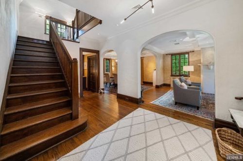 378 Crest Rd, Ridgewood, NJ 07450-2438