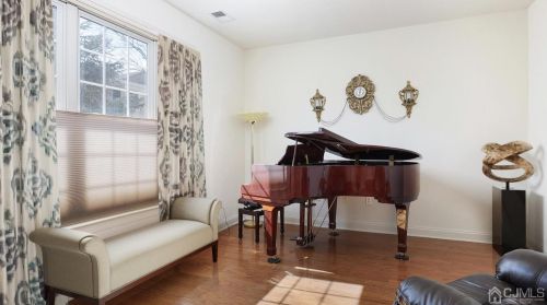 11 Ayers Ct, Metuchen, NJ 08840-1172