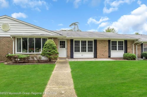23 Gramercy Ln, Lakehurst, NJ 08759-7100