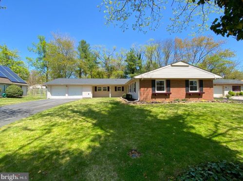 38 Clearwater Dr, Willingboro, NJ 08046-3519
