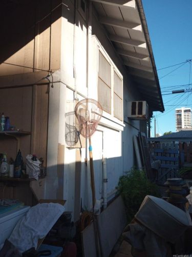 842 Mccully St, Honolulu HI  96826-2806 exterior