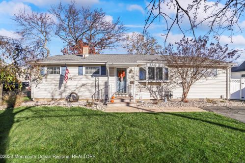 21 Winthrop Pl, Hazlet, NJ 07730-2262
