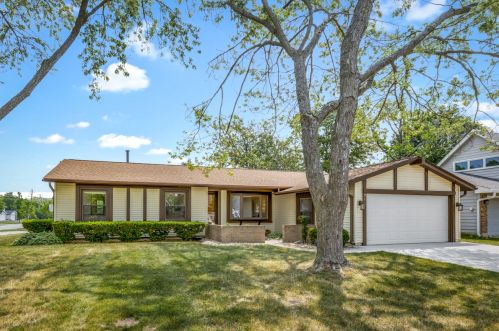 611 Ipswich Ct, Elk Grove Vlg, IL 60007-3516