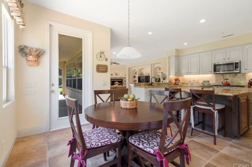 7470 Chateau Rdg Ln, Riverside CA  92506-7542 exterior