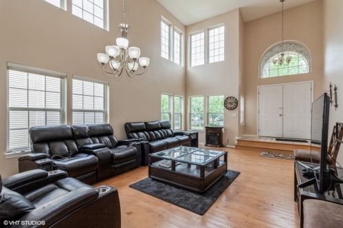 2111 Sudbury St, Naperville, IL 60564-8484