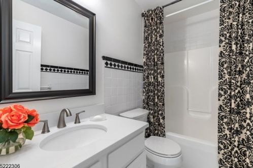 4 Morgan Ct, Dover NJ  07869-1445 exterior