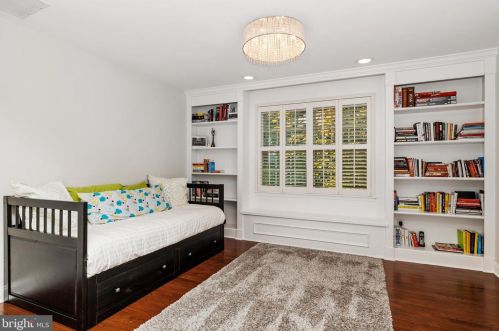 3 Kings Ln, Tavistock NJ 08033-1230 exterior