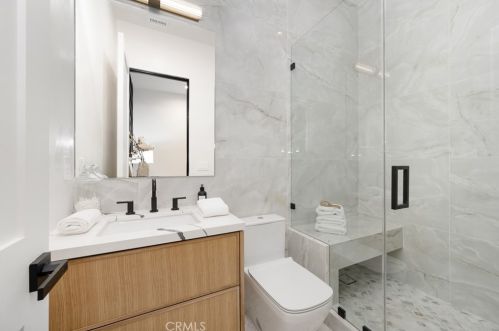 15442 Camarillo St, Van Nuys CA  91403-1039 exterior