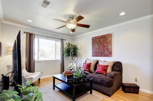 3253 Laurelhurst Dr, Rancho Cordova, CA 95670-5831