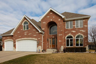 214 Carey Dr, Keeneyville, IL 60172-4910