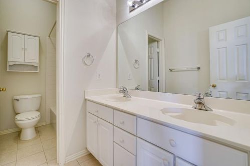 5105 Sarasota Dr, Garland TX  75043-2835 exterior