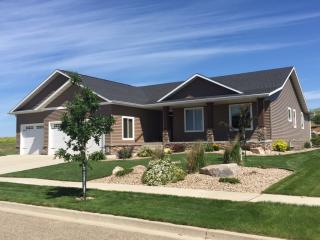 1426 Talon Rd, Bismarck, ND 58503-8438