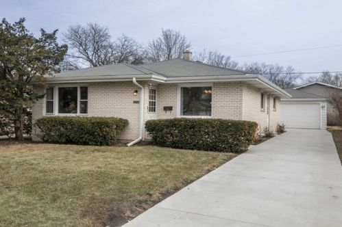 2019 Jackson St, Waukegan, IL 60087-4941