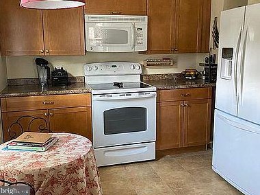 130 Roberts Ave, Tavistock NJ 08033-1319 exterior