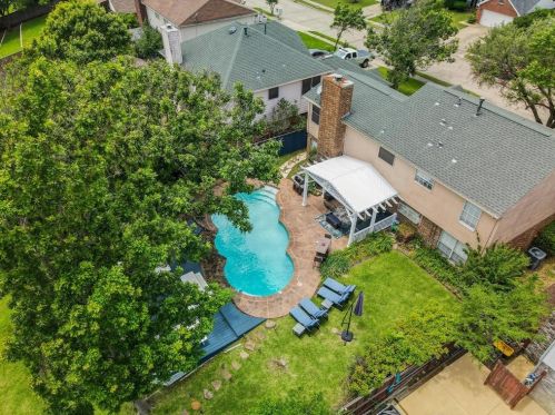 8428 Creekbluff Dr, Dallas TX  75249-3608 exterior