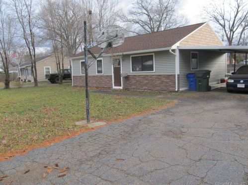 11 Walnut Cir, Windsor Locks, CT 06096-2021