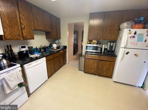 7938 Bethelen Woods Ln, Springfield VA  22153-2006 exterior