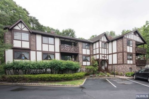 1006 Thoreau Ct, Mahwah, NJ 07430-2393