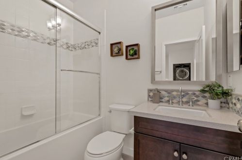 806 Santa Ana Blvd, Santa Ana CA 92701-3962 exterior