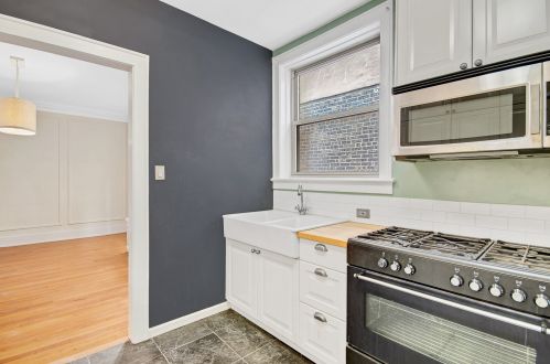2728 Pine Grove Ave, Chicago, IL 60614-6110