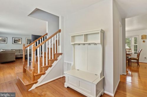 7919 Viola St, Springfield, VA 22152-3446