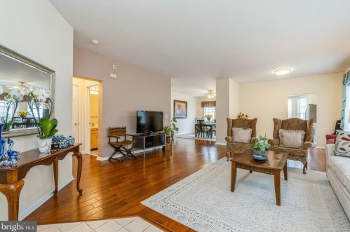 39 Mockingbird Dr, Trenton NJ  08690-3565 exterior