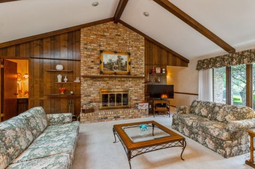 8501 Golfview Dr, Orland Park, IL 60462-2850