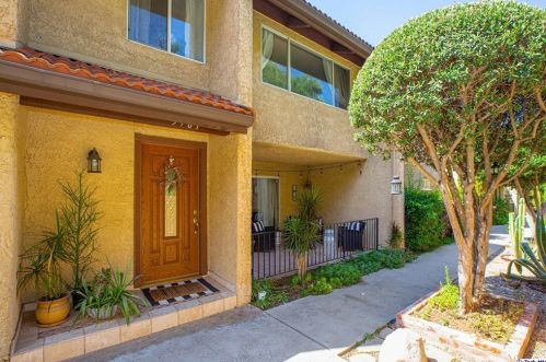 9761 Via Roma, Burbank, CA 91504-1136