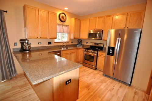 141 Monarch Dr, Streamwood, IL 60107-3386