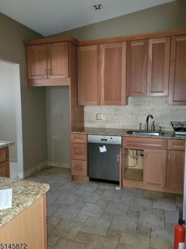 160 Overlook Dr, Clinton, NJ 08809-1109