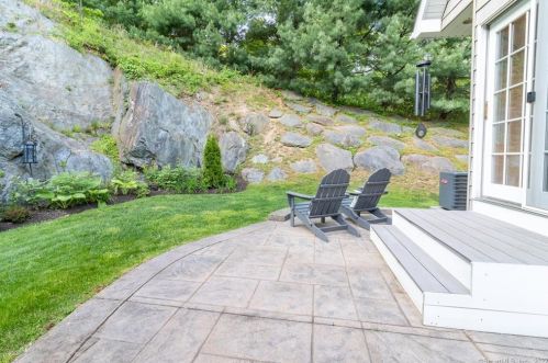 665 River Rd, Huntington CT  06484-4813 exterior